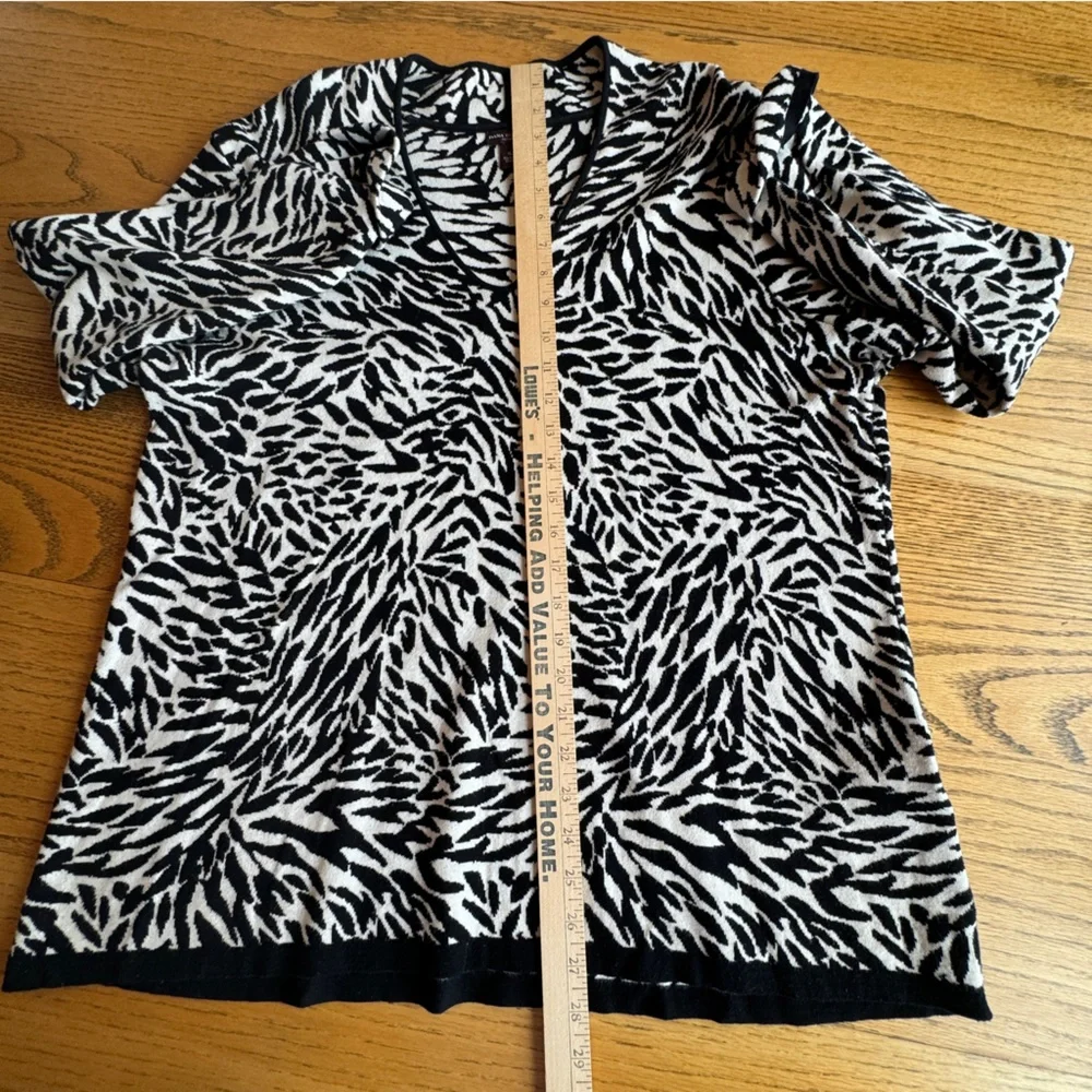 Dana Buchman Woman XL Black and White Animal Print V-Neck Zebra Shirt Top - Picture 8 of 8